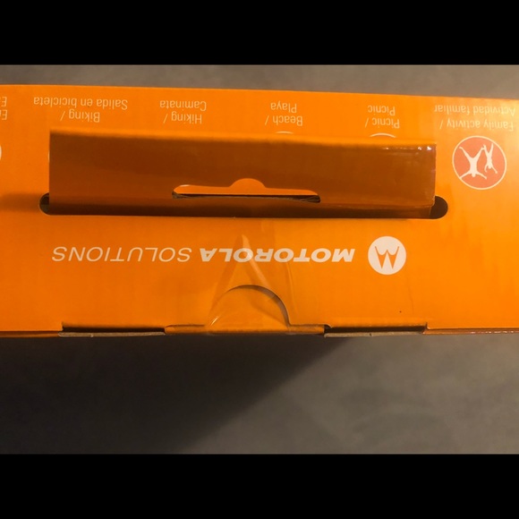 MOTOROLA Talkabout T402 Rechargeable 2-Way Radios BRAND NEW IN BOX (2 pack) - Picture 8 of 14